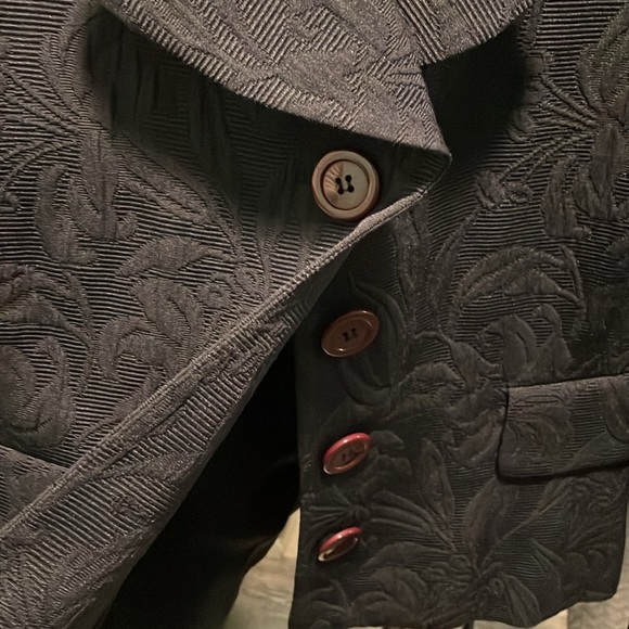 EUC Talbots black blazer with 4 buttons and a floral/paisley pattern thoughtout - Picture 2 of 8